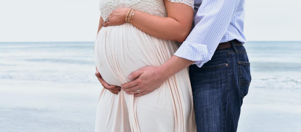 Foto på en gravid kvinna med sin man.